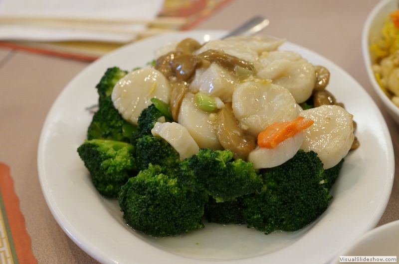 Deluxe Noodles Restaurant - Scallops and Broccoli and Snow Peas