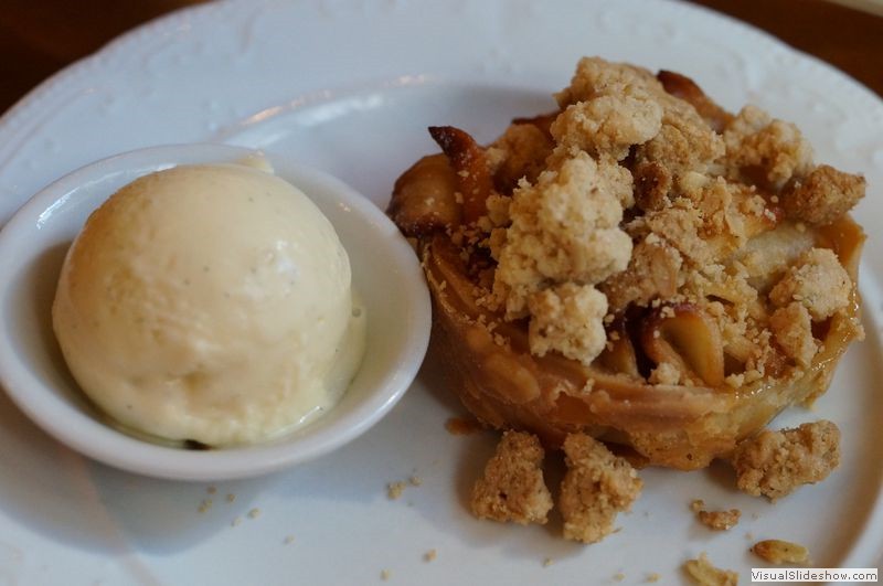 Taverne Square Dominion - Apple Crumble and Ice Cream