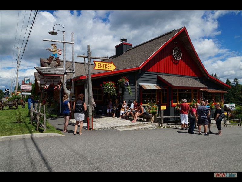 Petit Poucet Restaurant - Lineup